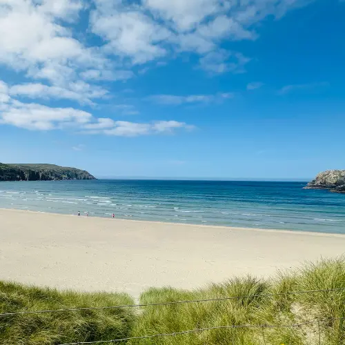 Vue de loin de la plage de Cliff Beach, sur l'ile de Lewis dans les Hébrides extérieures, Ecosse, Royaume Uni
