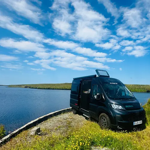 Van aménagé noir, garé sur le bord d'un loch, sur l'ile de Lewis dans les Hébrides extérieures, Ecosse, Royaume Uni